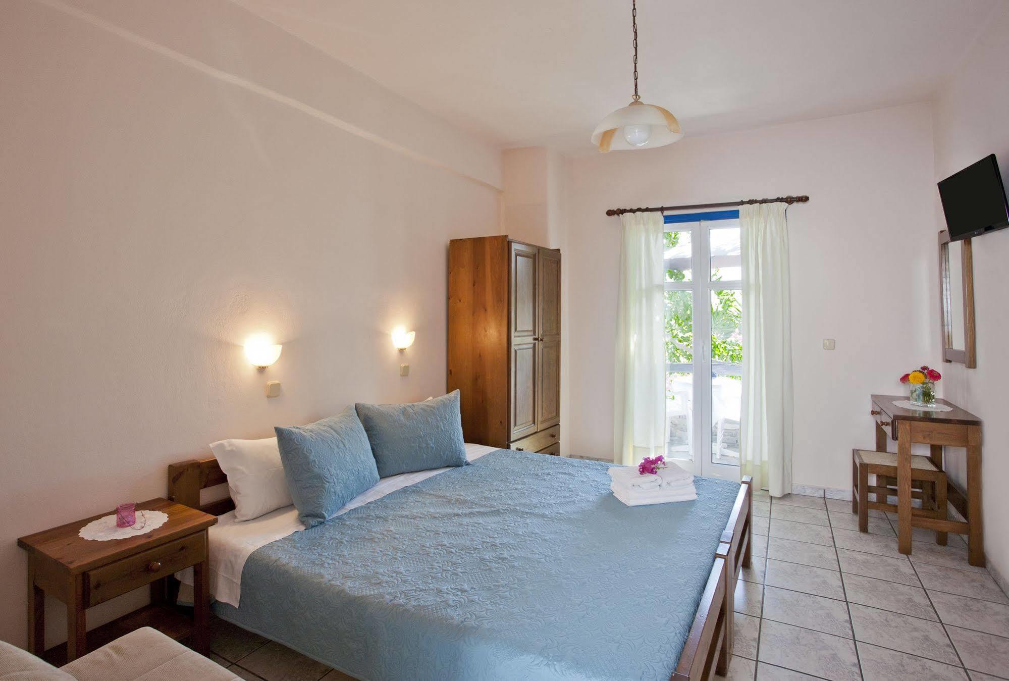 Stefano Apartments Науса Екстериор снимка